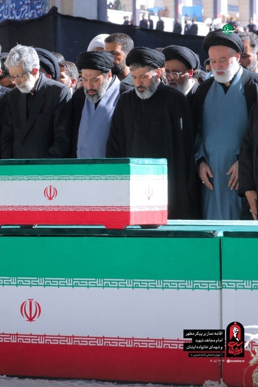 فرزندان رهبر شهید در صف اول مراسم نماز