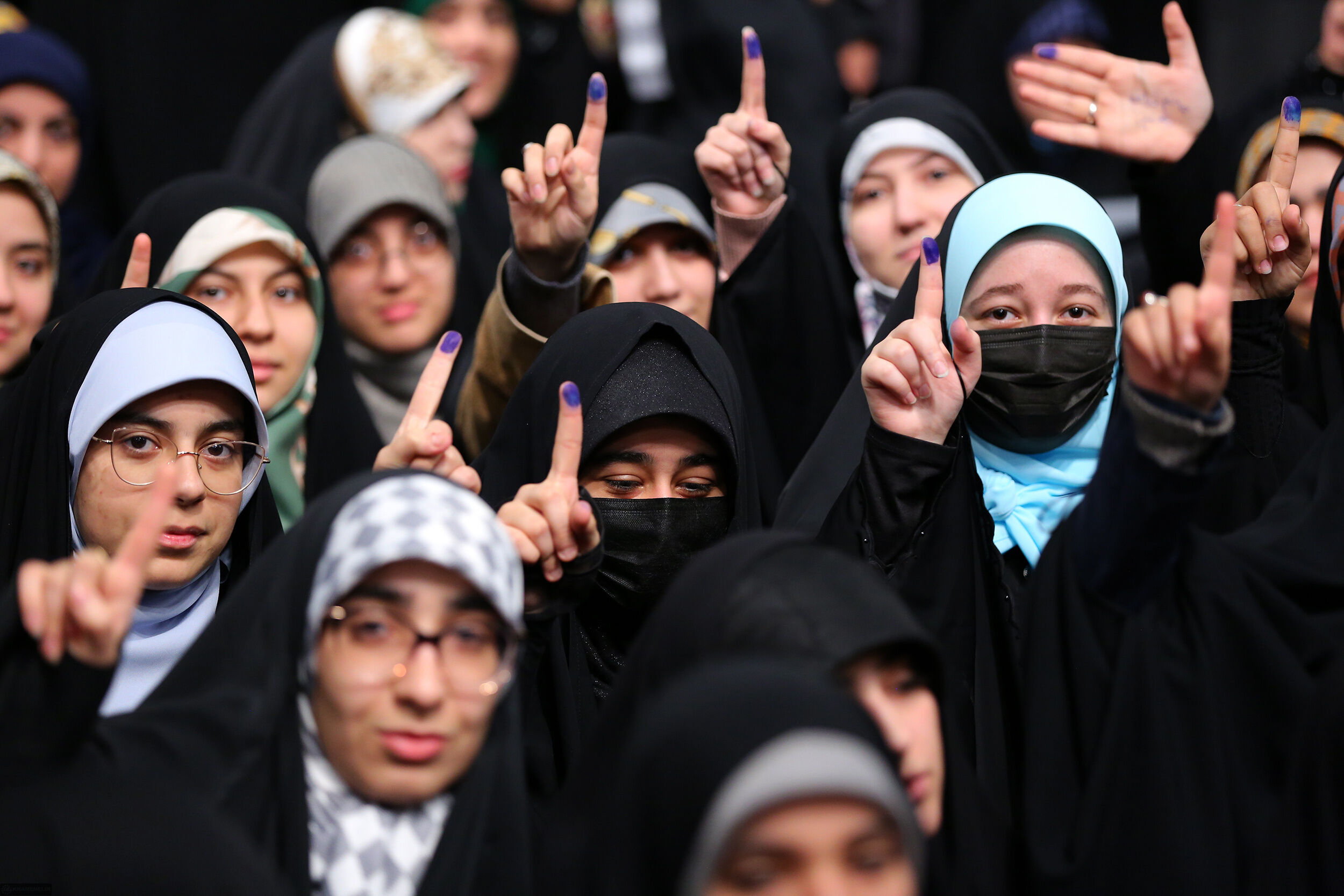 دیدار جمعی از رأی اولی‌ها و خانواده‌های شهدا با رهبر انقلاب