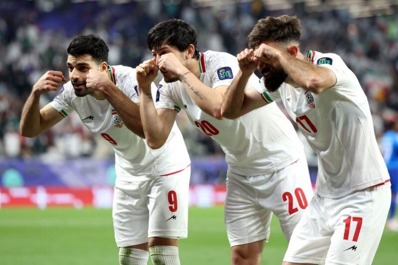 عکس | پاسخ جنجالی تیم ملی به شعار کنایه آمیز هواداران اماراتی!