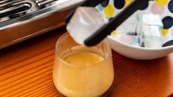 اسپرسوی سرد (Iced Espresso) ؛ چطور غلظت قهوه را در ترکیب با یخ حفظ کنیم؟