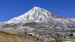 عکس | تصویری تلخ از قله دماوند در میان حجم انبوه آلودگی هوا در تهران