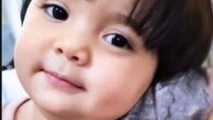 عکس | مزار دختر کاپشن صورتی غرق در گل