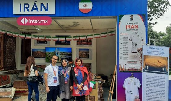 مکزیکی‌ها در صف غرفه ایران؛ از فرش و زعفران تا خرید پیراهن تیم ملی برای سفر به تیخوانا