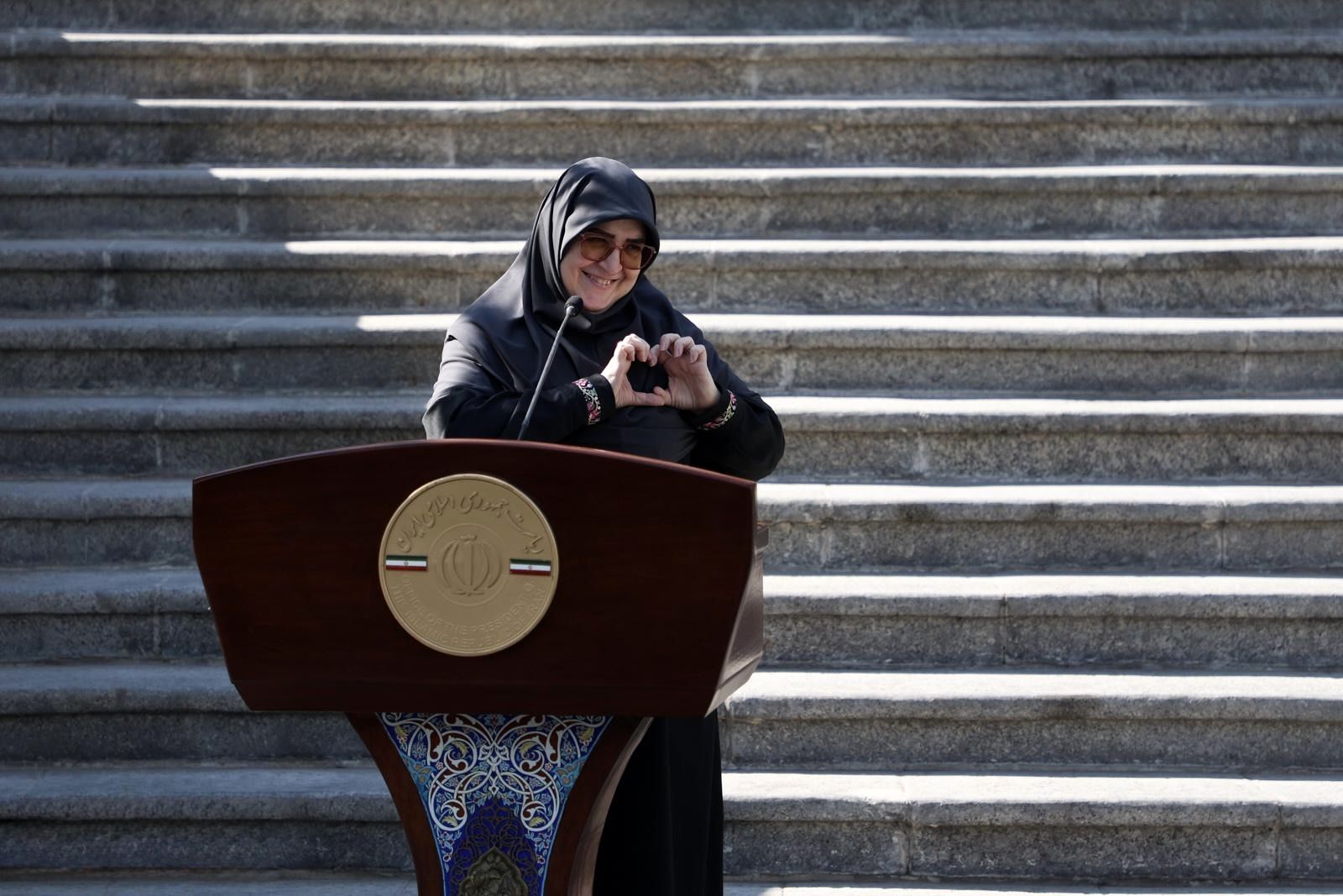 واکنش سخنگوی دولت به تصویر منتشر شده از وی در حال نشان دادن نماد قلب؛ یادگرفتم درستش را نشان دهم