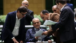 دلیل رفتار دوگانه مجلس با پزشکیان چیست؟