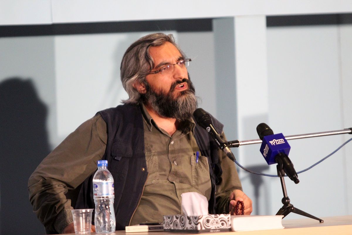 روزنامه اصولگرا خطاب به وحید جلیلی: بجای اینگه پاسخگوی رفتارت باشی با دشمن فرضی می جنگی