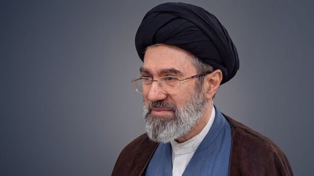 پیام رهبر انقلاب به مناسبت تشییع رهبر شهید: عهد می‌بندیم که انتقام خون پاک شما و همه‌ شهیدان این دو جنگ را از قاتلین جنایتکار و بی‌آبرو بگیریم
