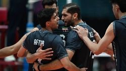 زانو زدن شاگردان کواچ مقابل مردان والیبال ایران