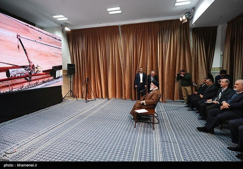 عکس | بازدید رهبر معظم انقلاب از نمایشگاه توانمندیهای تولید داخلی