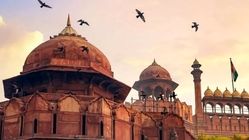 رنگ «قلعه سرخِ» دهلی به دلیل آلودگی هوا تغییر کرد