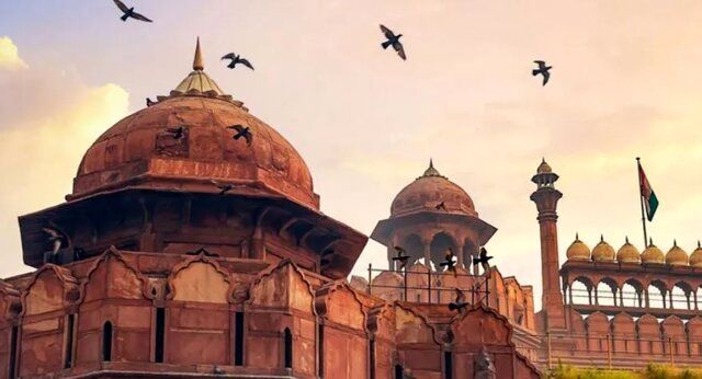 رنگ «قلعه سرخِ» دهلی به دلیل آلودگی هوا تغییر کرد