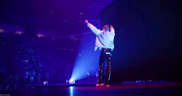 «جاستین بیبر» کارکنان اپل را خفه می‌کند؟