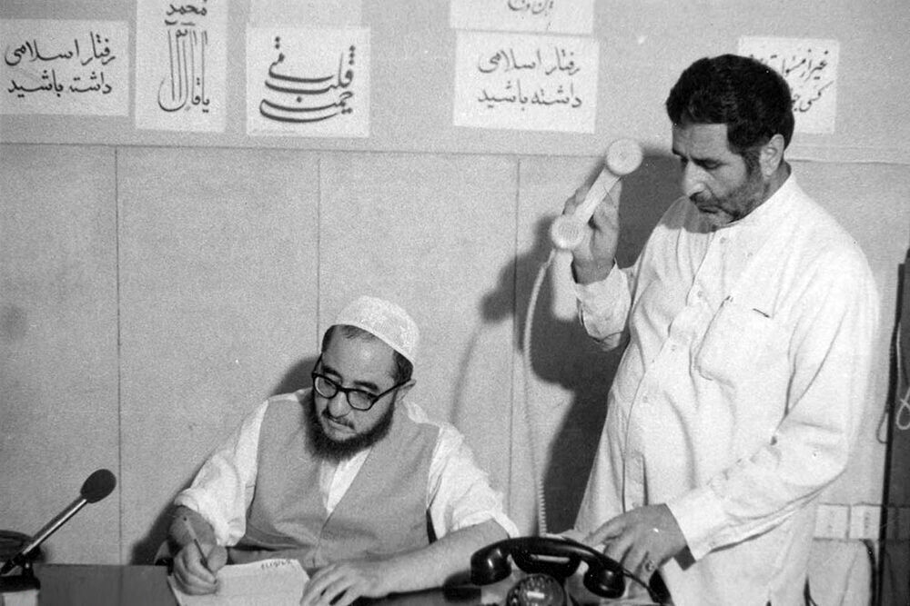 خلخالی حکم اعدام خودش را هم امضا کرد/ قبل از اینکه بازرگان وارد شود به خلخالی خبر رسید و هویدا را تیرباران کرد