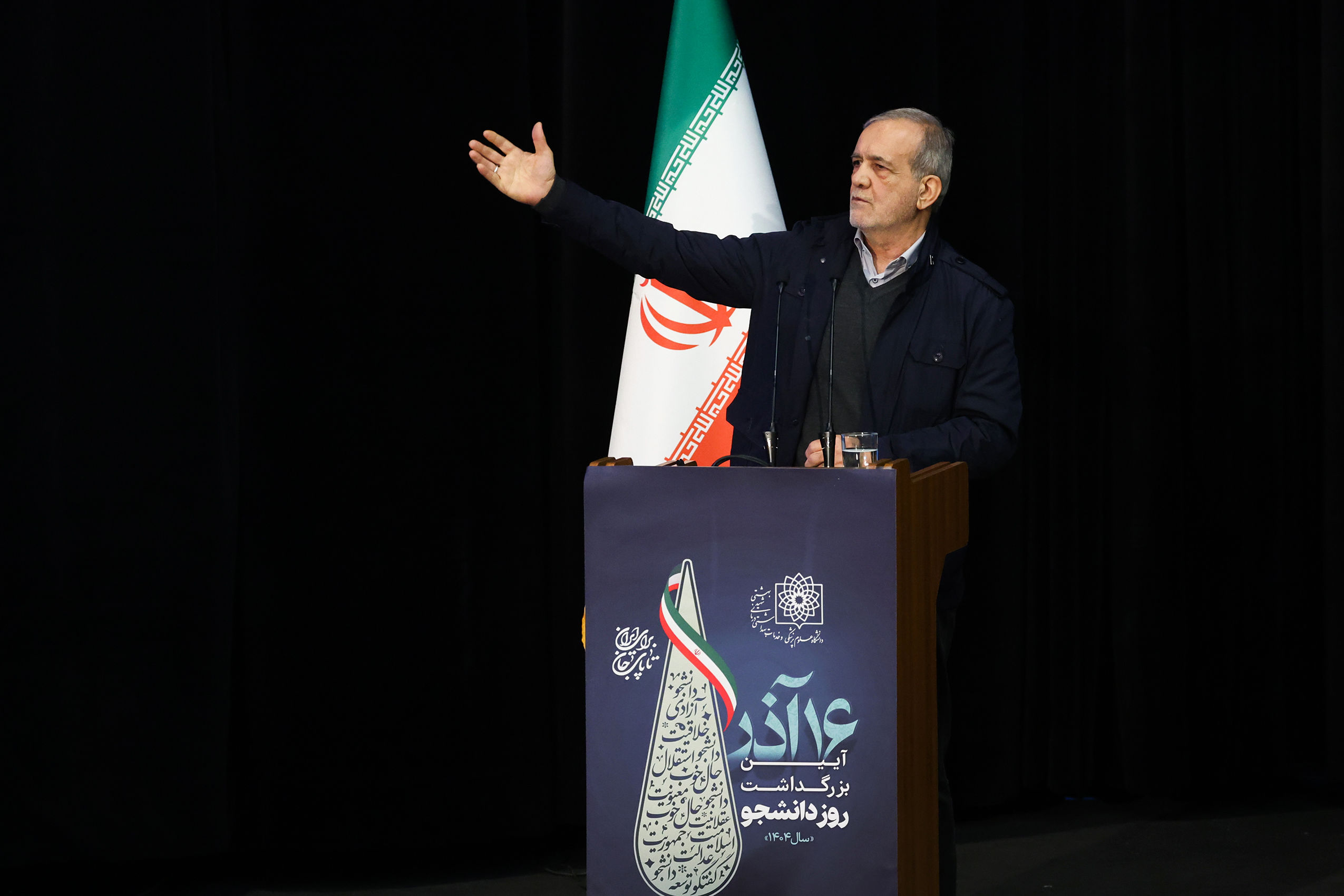 پزشکیان: دستور داده‌ایم اینترنت‌هایی که سفید است را سیاه ‌کنند تا نشان دهند چه بلایی سر مردم می‌آید/ موضوع حجاب با دستور و تحکم حل نمی‌شود