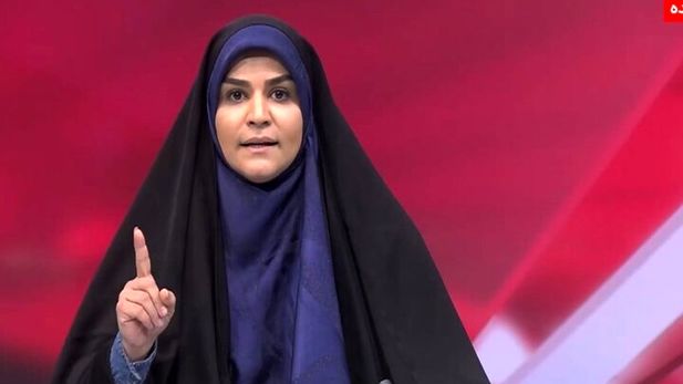 عکس | خبرنگار آمریکایی با سحر امامی مقابل ساختمان شیشه‌ای عکس یادگاری گرفت
