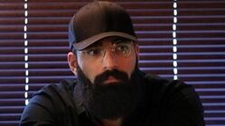 حمید صفت جای نوید محمدزاده روی صحنه می‌رود