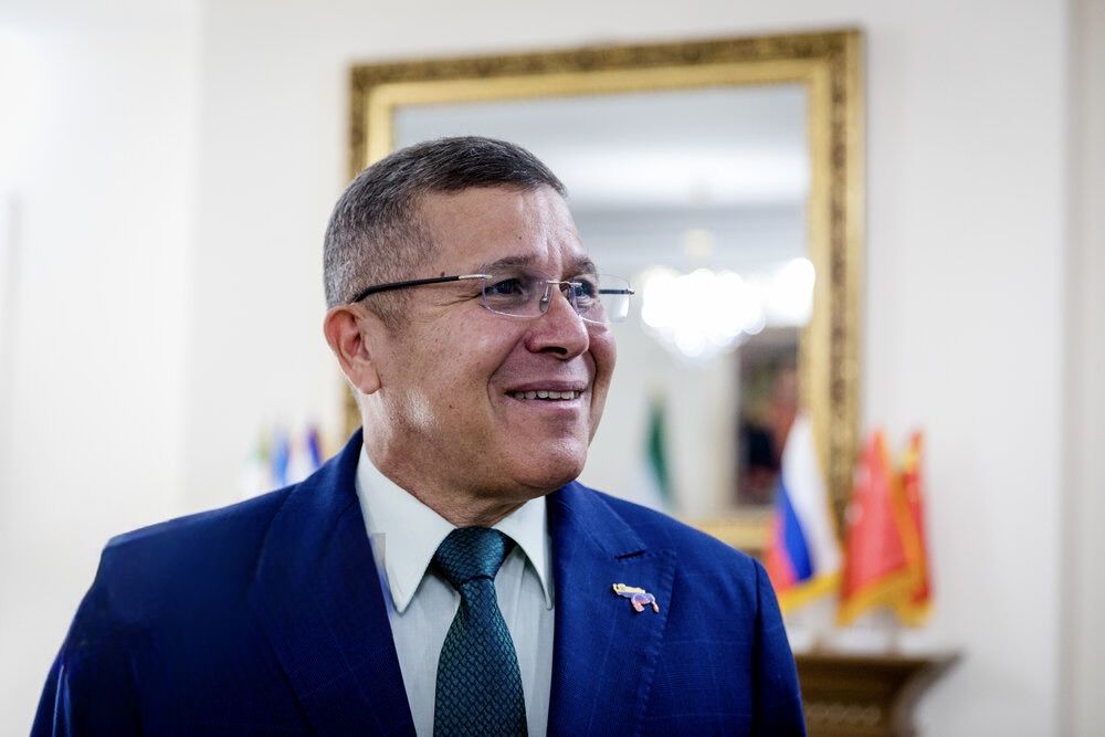 سفیر ونزوئلا درباره اخبار قطع روابط با ایران، چین و روسیه در صورت حمله نکردن آمریکا: هرگز نخواهیم پذیرفت که دولت خارجی سیاست داخلی یا خارجی ما را تعیین کند