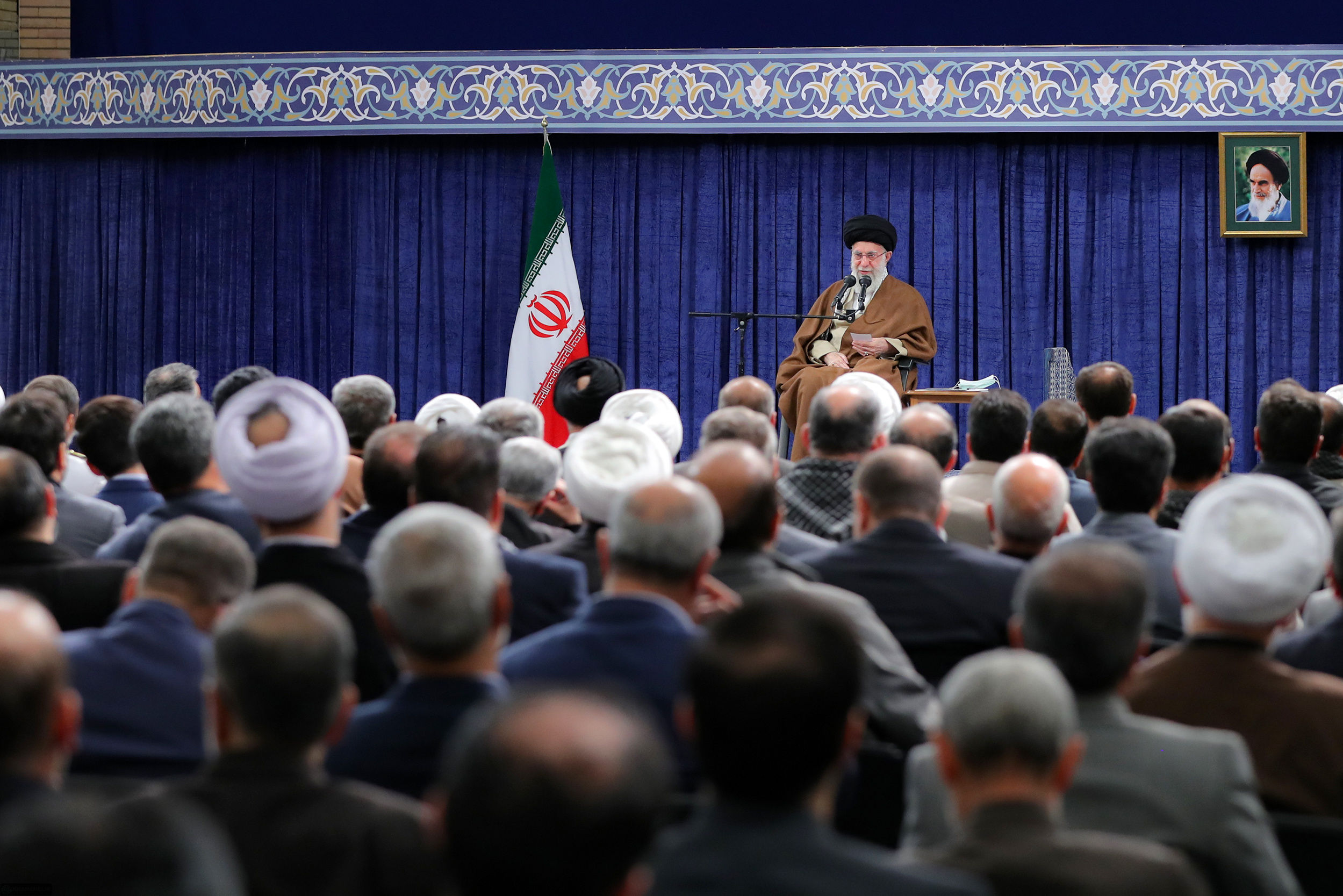 رهبر انقلاب: شهدا، هویت ملت ایران هستند که نباید فراموش شوند