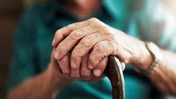 ۶۰ درصد سالمندان تنها زندگی می‌کنند