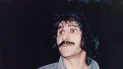 عکس | تصویری زیرخاکی از حسین پناهی در مراسم عروسی صادق آهنگران در سال ۱۳۵۸