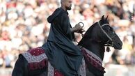 عکس | معارفه عجیب یک فوتبالیست با هلکوپتر، اسب، شمشیر و تاج!