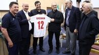 پیراهن شماره ۱۲ تیم‌ملی به رییس جمهور اهدا شد