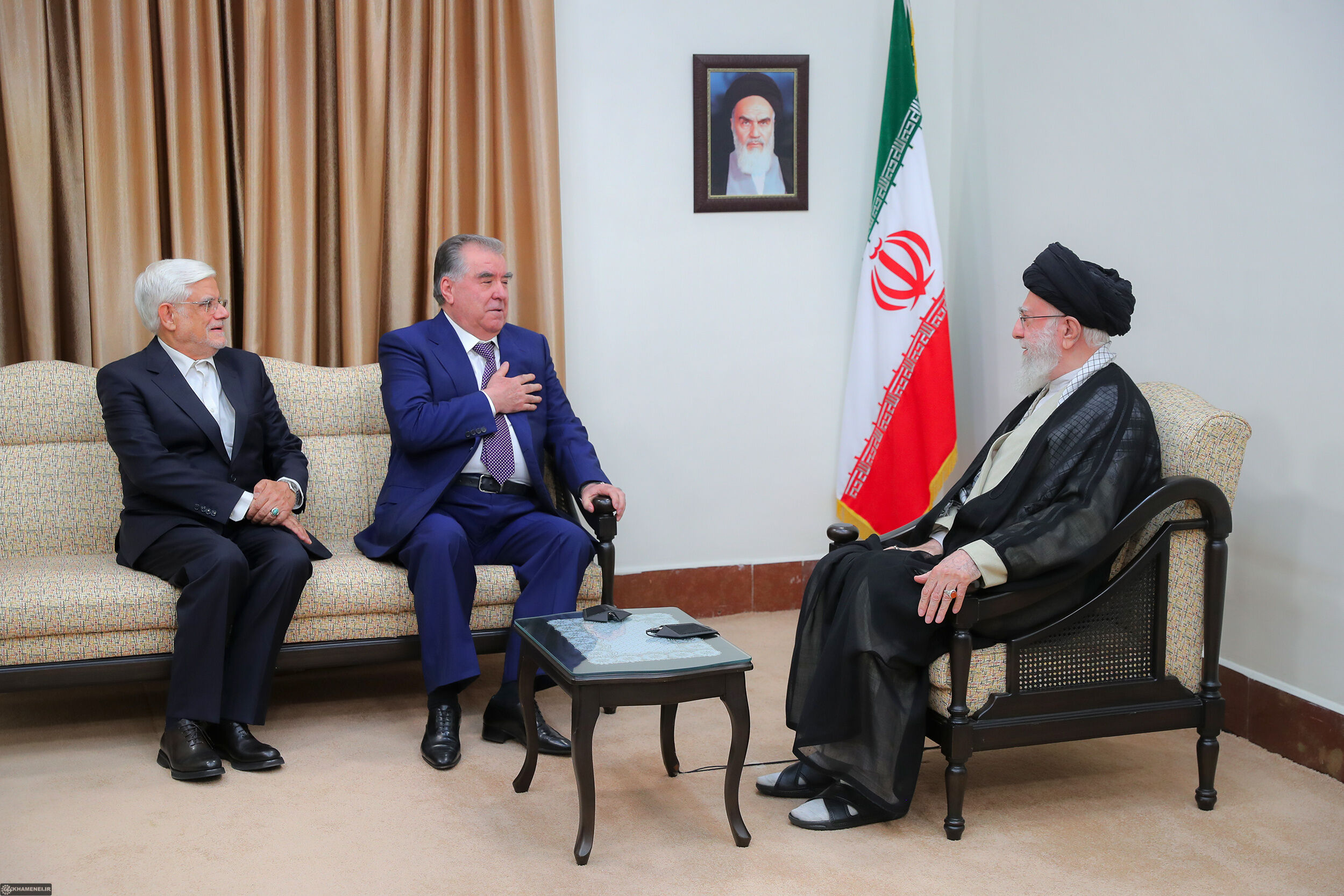 رهبر انقلاب: خط باستانی فارسی در تاجیکستان ترویج شود